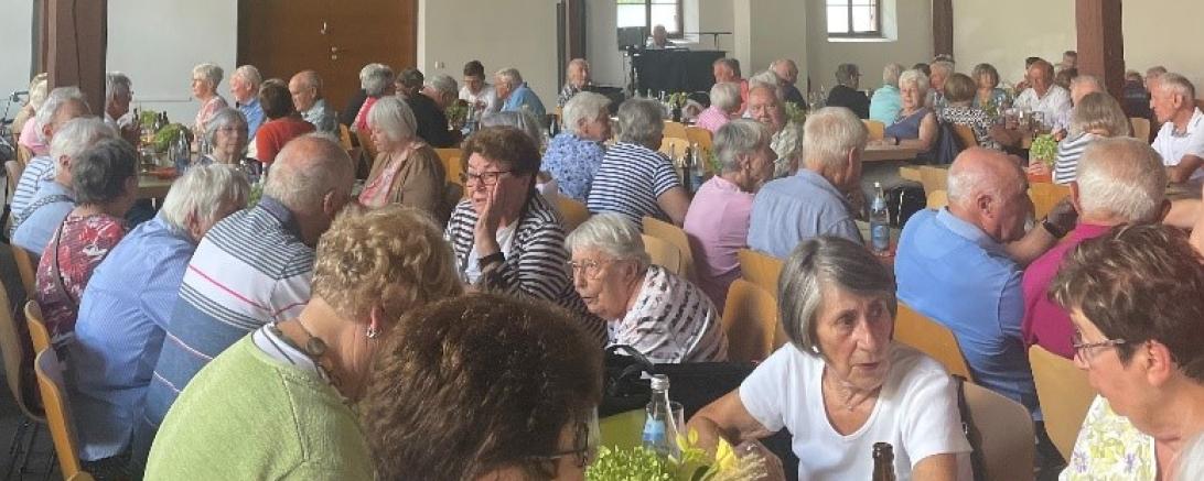 Die Seniorinnen und Senioren genossen das stimmungsvolle Fest mit leckerem Essen, anregenden Gesprächen und guter Stimmung in der Jugendstil-Sommerhalle in Nördlingen.