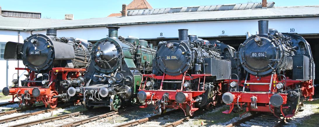 Hier sieht man mehrere Lokomotiven des Bayerischen Eisenbahnmuseums.
