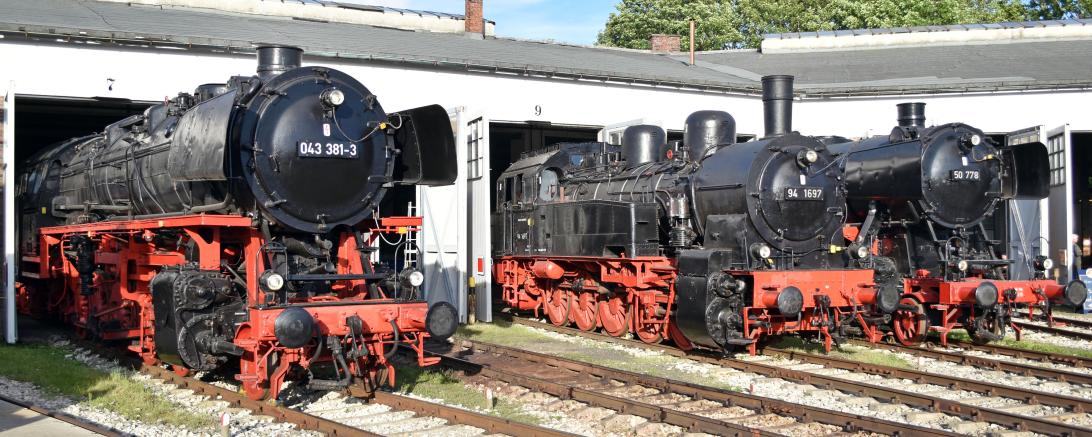 Hier sieht man historische Dampflokomotiven des Bayerischen Eisenbahnmuseums.