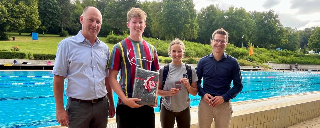 Anja und Yannik freuten sich über die Geschenke von Oberbürgermeister David Wittner und Martin Gruber (Betriebsleiter Bäder).