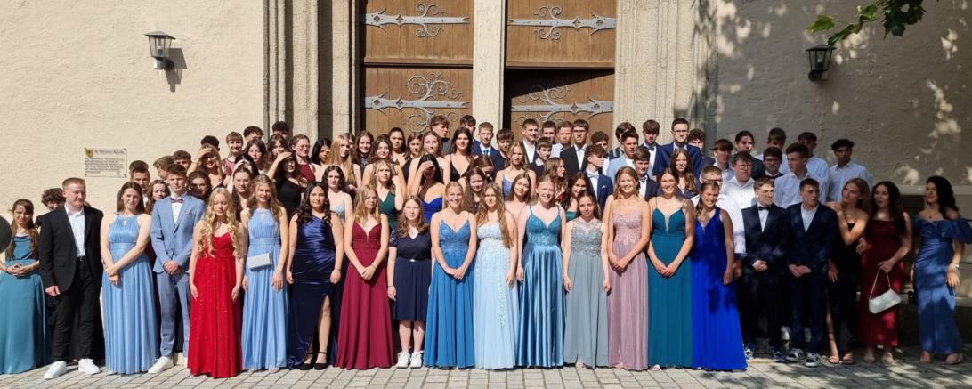 Hier sieht man die die Absolventinnen und Absolventen der Maria-Stern-Realschule.