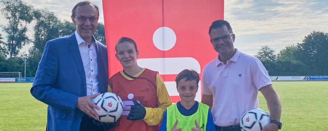 Hier sieht man Donauwörths Oberbürgermeister Jürgen Sorré mit den Gewinnern.