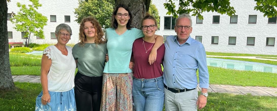 Auf dem Bild sind die Verantwortlichen des Vereins Sternenkinder mit den Freiwilligen zu sehen.