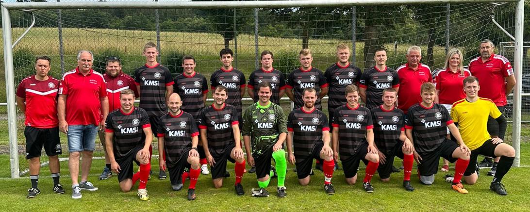 Hier sieht man die Jura Kickers in ihren neuen Trikots.