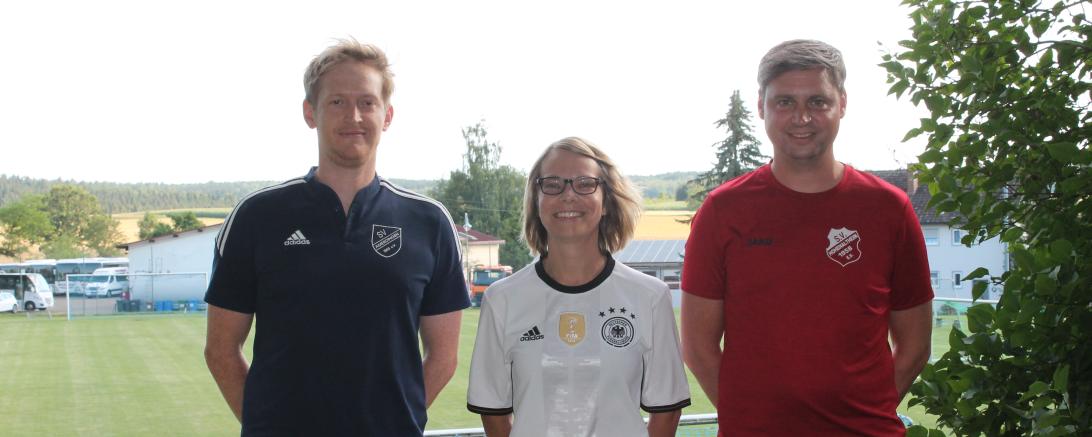 Hier sieht man Melanie Einberger mit Fabian Schmidt links und Sebastian Stengel rechts.