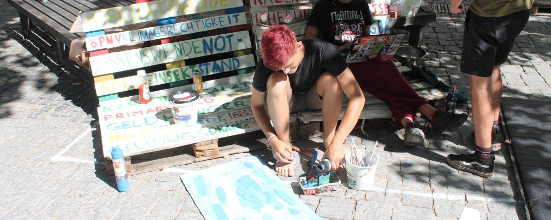 Hier sieht man einen Aktivisten im Nördlinger Klimacamp.