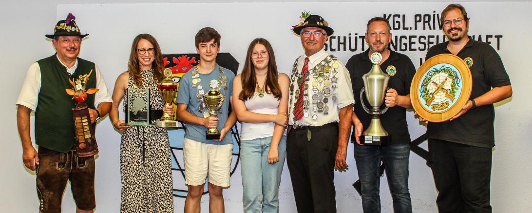 Hier sieht man die die Gewinner der Kgl. priv. Schützengesellschaft Rain.