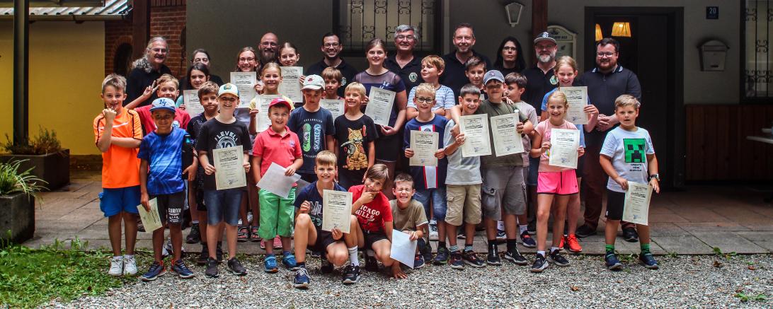 Hier sieht man die Teilnehmer und Betreuer des Ferienprogramms.