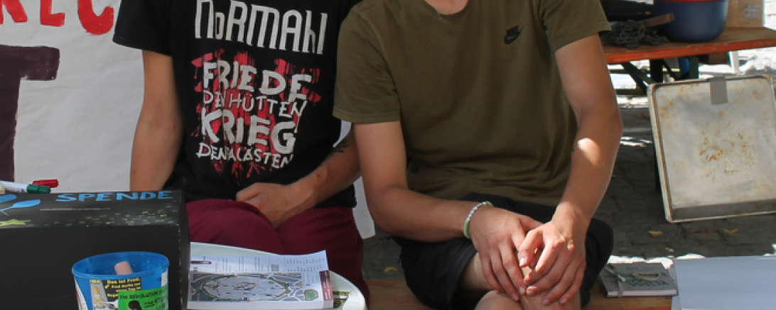 Hier sieht man Tara Novác und Lino Krüger im Nördlinger Klimacamp.