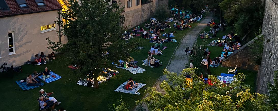 Hier sieht man das Picknick im Stadtgraben.