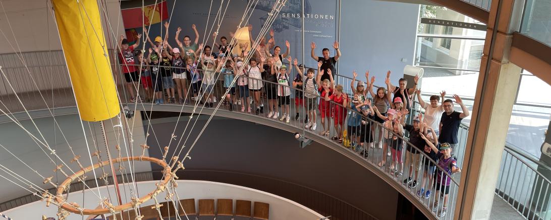 Hier sieht man die Kinder bei i8hrem Besuch im Ballonmuseum Gersthofen.