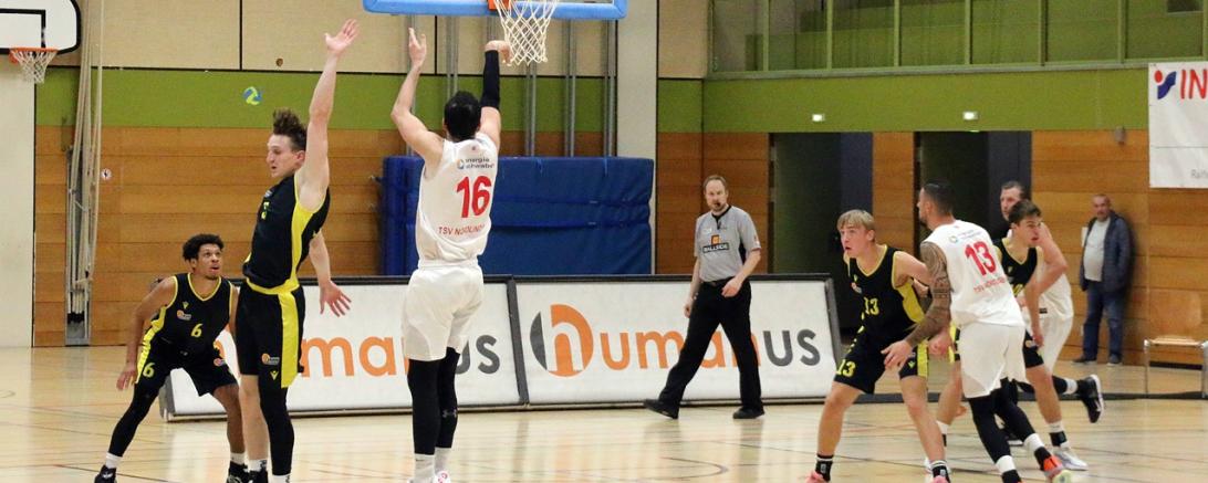 Hier sieht man Nördlingens Scottie Stone beim Sprungwurf.