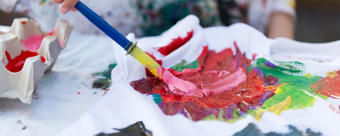 Hier sieht man ein Kind malen.