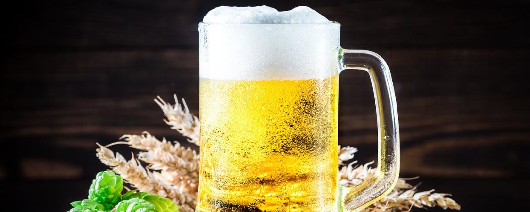 Hier sieht man einen vollen Bierkrug auf einem Fass.