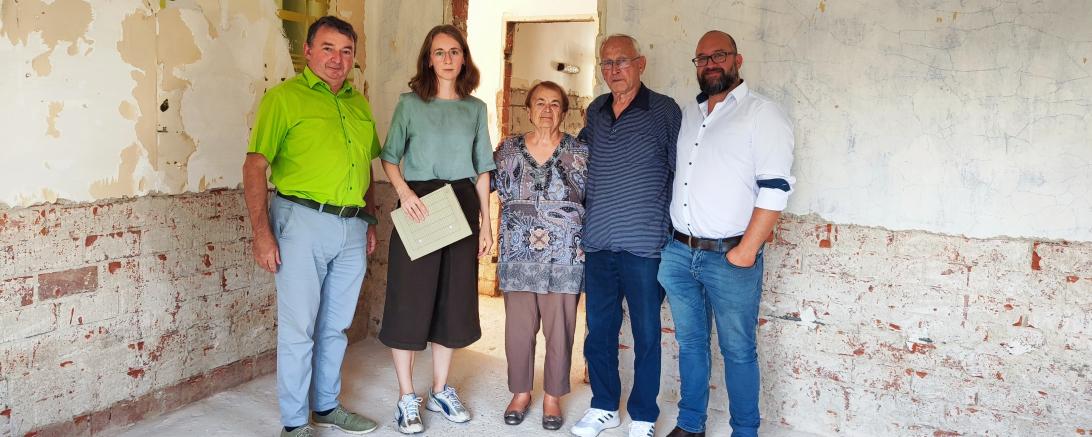 V.l.: Albert Riedelsheimer, Eva Lettenbauer, das hochwasserbetroffene Ehepaar Karras und Timo Bablok, 1. Kommandant der Feuerwehr Zusum-Rettingen.