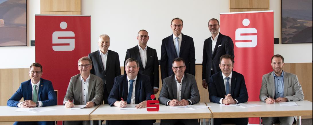 1. Reihe von links nach rechts: Oberbürgermeister David Wittner, Landrat Stefan Rößle, Landrat Markus Müller, Oberbürgermeister Jürgen Sorré, Oberbürgermeister Frank Kunz, Bürgermeister Thomas Heydecker 2. Reihe von links nach rechts: Sparkassenvorstände Wolfgang Winter, Martin Jenewein, Johann Natzer, Michael Scholz