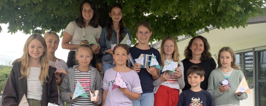 Stempeln, stanzen und viel Spaß mit Stampin Up! – unter diesem Motto fand am Montag bei Werklspass ein weiterer Ferienprogrammnachmittag in Wolferstadt statt. 