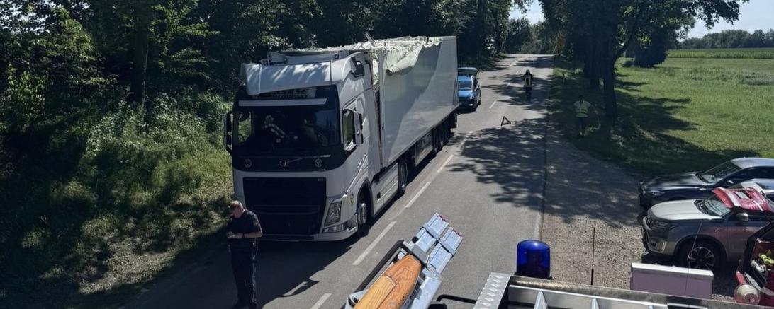Das Bild zeigt den beschädigten Lkw.