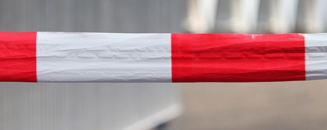 Das Bild zeigt Absperrband.