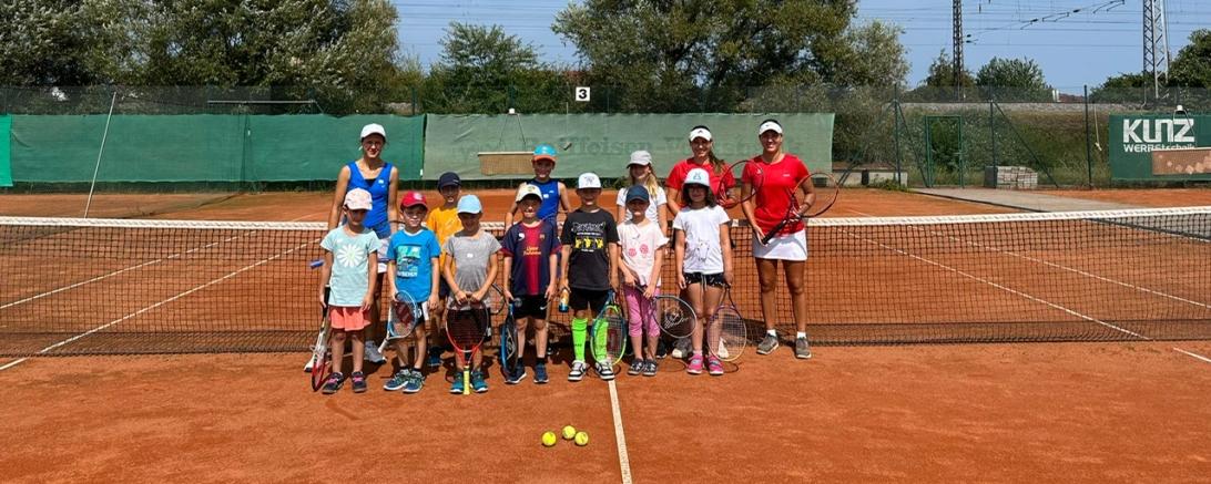  Insgesamt zwölf begeisterte Kinder und vier engagierte Betreuer haben sich auf drei Plätzen in die Welt des Tennis gestürzt. 