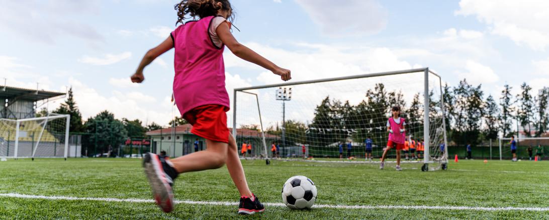 Das Bild zeigt Mädchen beim Fußballspielen. 