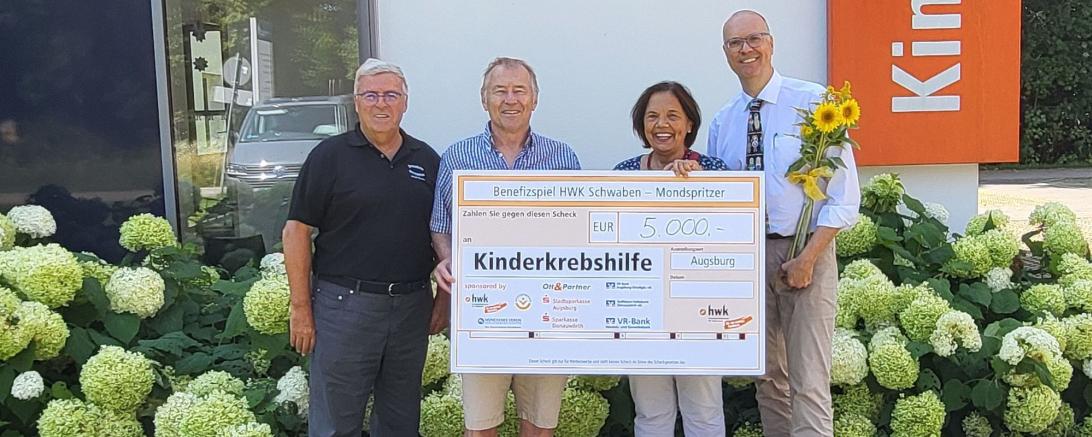 Die Mondspritzer Vorstände Helmut Neureiter und Leo Anzenhofer, Rosemarie Schweyer von der „Aktion Glühwürmchen“ und Prof. Dr. Dr. Frühwald, Leiter des Kinderkrebszentrums