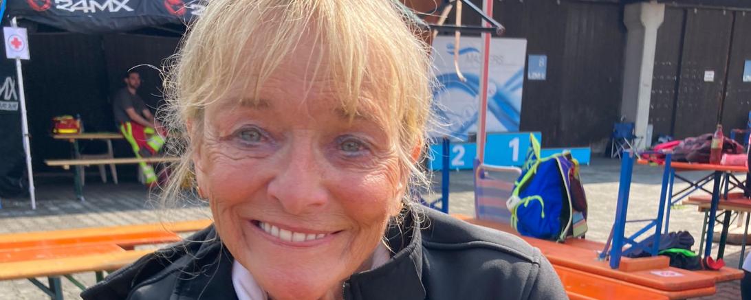 Claudia Koch wärmte sich nach den 2,5 km mit einem Heißgetränk auf, nachdem das Wasser durch die Strömungen kälter als erwartet gewesen war.