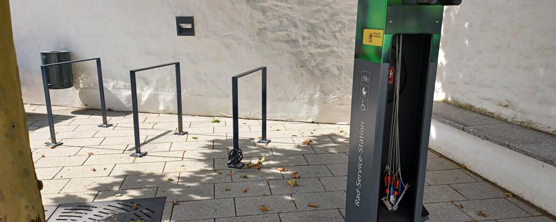 Die neue Rad-Service-Station, eine 1,50 Meter hohe Reparatursäule, ist mit einer Vielzahl an Werkzeugen ausgestattet.