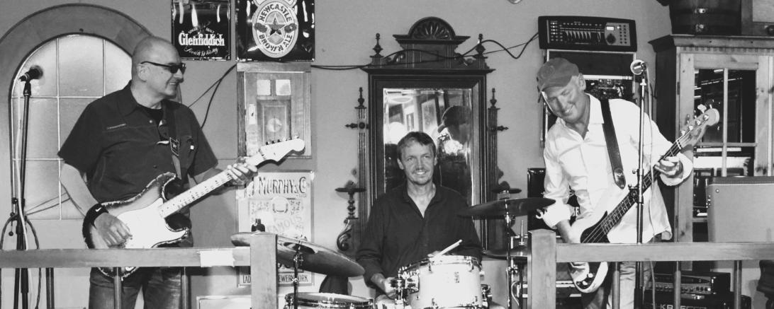 Gitarrist Claus Bux, Bassist Bernhard Riedl und Schlagzeuger Bernhard Reitberger.