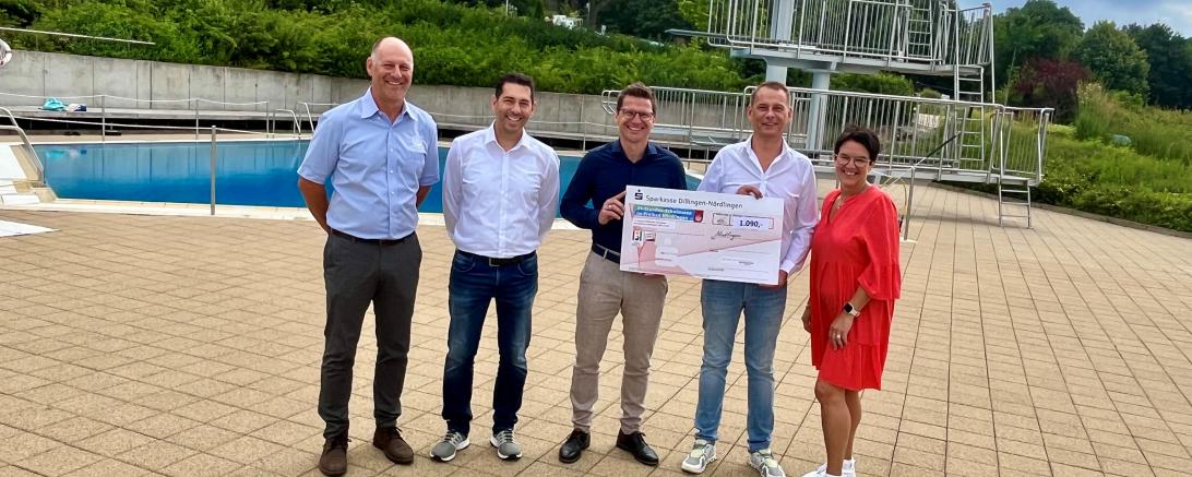 Das Bild zeigt v.l.n.r. Martin Gruber (Freibad Marienhöhe), Ramon Maier (Intersport Steingass), Oberbürgermeister David Wittner, Steffen Rissmann (Intersport Steingass) und Susanne Vierkorn (Stadtmarketingverein Nördlingen ist’s wert). 