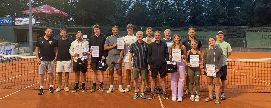 Die glücklichen Gewinner*innen des 12. Bopfinger Ipf-Cup, sowie links außen Sportwart und Turnierleiter Tobias Walter, rechts außen Turnierleiter und Jugendwart Christoph Leuze sowie ganz außen Sportwart und Turnierleiter Daniel Tschunko.