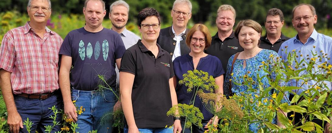  v.l Michael Stiller GF, Ralf Starz, Blühflächenanbauer, Johannes Fischer, Blühflächenpate, Monika Fackler, Berhard Ströbele Vorsitzender der Raiffeisen-Volksbank Ries Stiftung, Nicole Binger, Kreisbäuerin, Karl-Heinz Fackler, Blühflächenanbauer, Claudia Marb, Stellv. Landrätin, Otto Bosch, Blühflächenanbauer, Karlheinz Götz, Kreisobmann 
