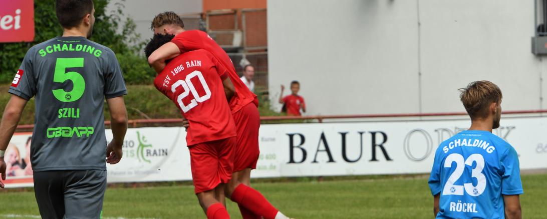 Hier sieht man, wie Bryan Stubhan (Nr. 20) nach seinem Treffer geherzt wird.