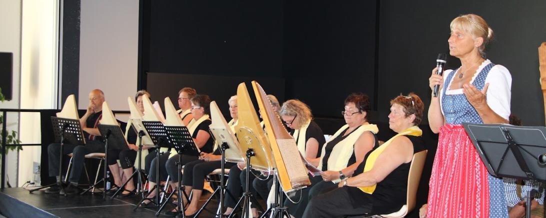 Volksliedersingen im B+ Zentrum.