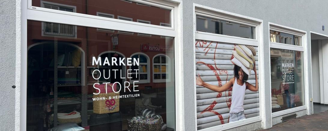 Das Bild zeigt eine Außenansicht des Geschäfts. 