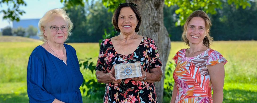Glücklich und dankbar überreichten Anita Bast und Ulrike Kilg den gesamten Erlös an die Vorsitzende des Vereins „Glühwürmchen e.V.“ Rosmarie Schweyer.