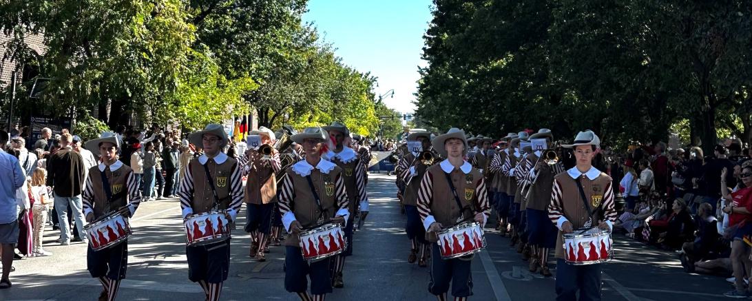Die Knabenkapelle Nördlingen während der Steubenparade auf der Lincoln Avenue in Chicago.