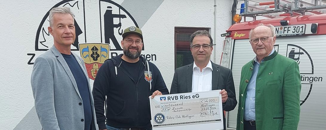 hier sieht man die Spendenübergabe des Rotary Clubs an die FFW Zusum.