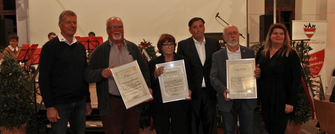 Der Verein Alt Nördlingen ernannte am vergangenen Freitagabend drei Ehrenmitglieder. Auf dem Bild zu sehen (von links): 3. Vorstand Roland Pusch, Ehrenmitglied Claus Rumpfinger, Ehrenmitglied Resi Beck, 1. Vorstand Axel Schönmüller, Ehrenmitglied Peter Winterstein und 2. Vorstand Cornelia Panitz. 