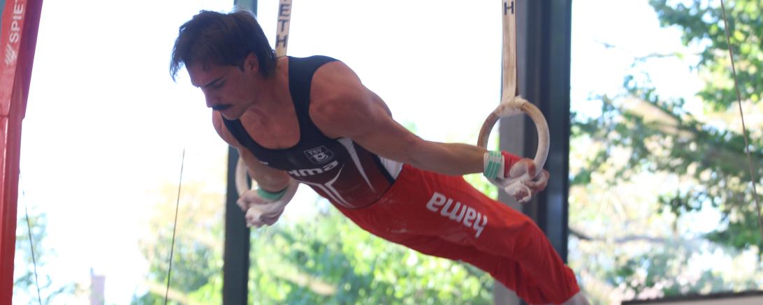 Hier sieht man Filippo Castellaro an den Ringen bei seiner Schwalbe.