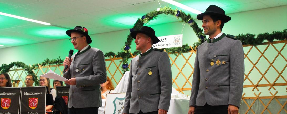 Hier sieht man die Vorstandschaft der VSG Asbach-Bäumenheim beim Patenbitten.