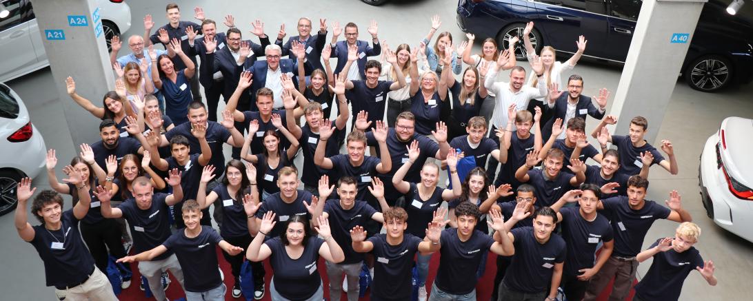 Hier sieht man den neuen Ausbildungsjahrgang im Autohaus Hofmann.
