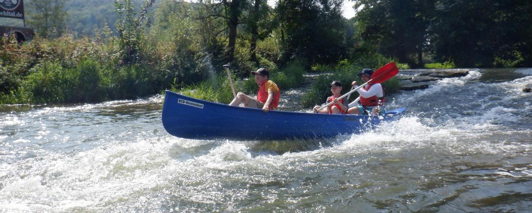 hier sieht man Kinder im Kanu auf der Altmühl.
