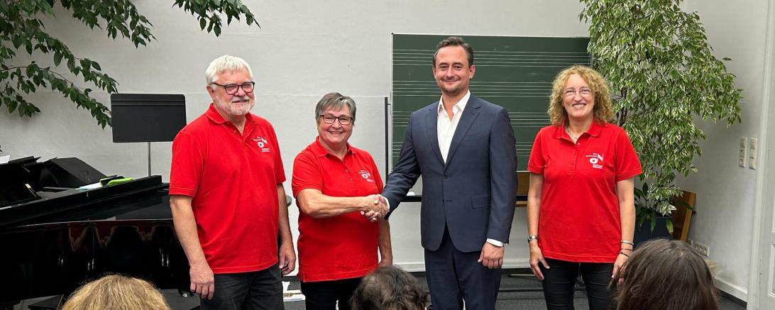 Die Chorgemeinschaft Nördlingen bekommt ihre neuen Festshirts überreicht.