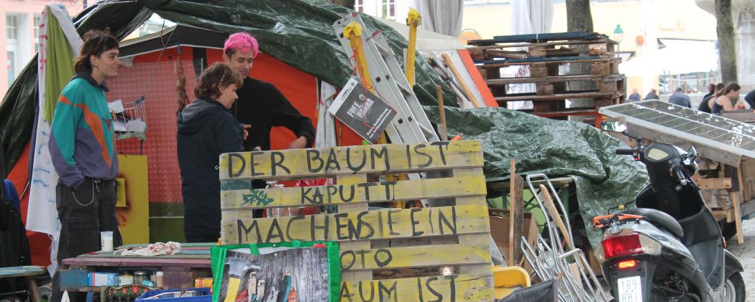 Hier sieht man das Klimacamp in Nördlingen.