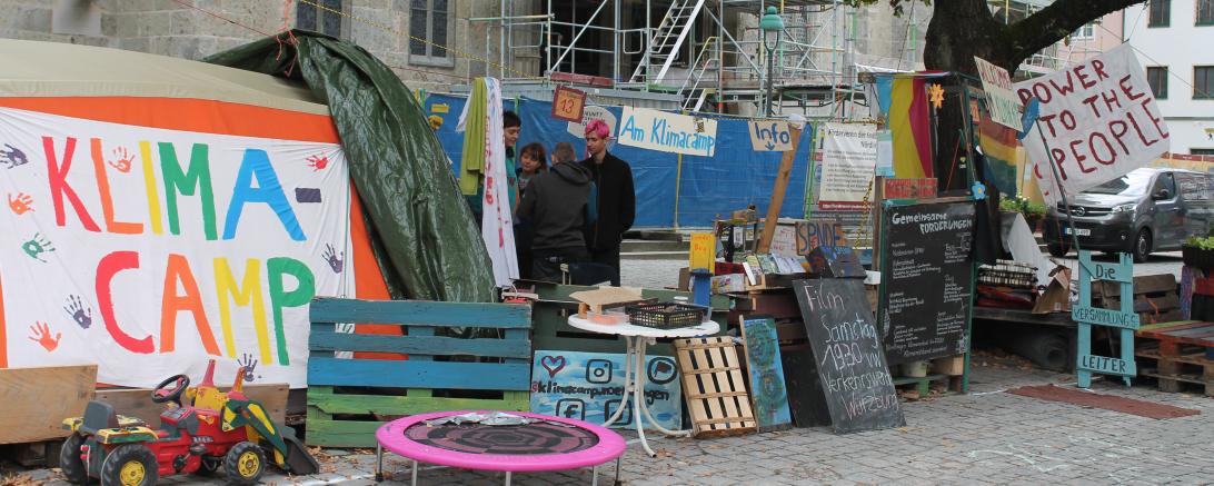 Hier sieht man das Klimacamp in Nördlingen.