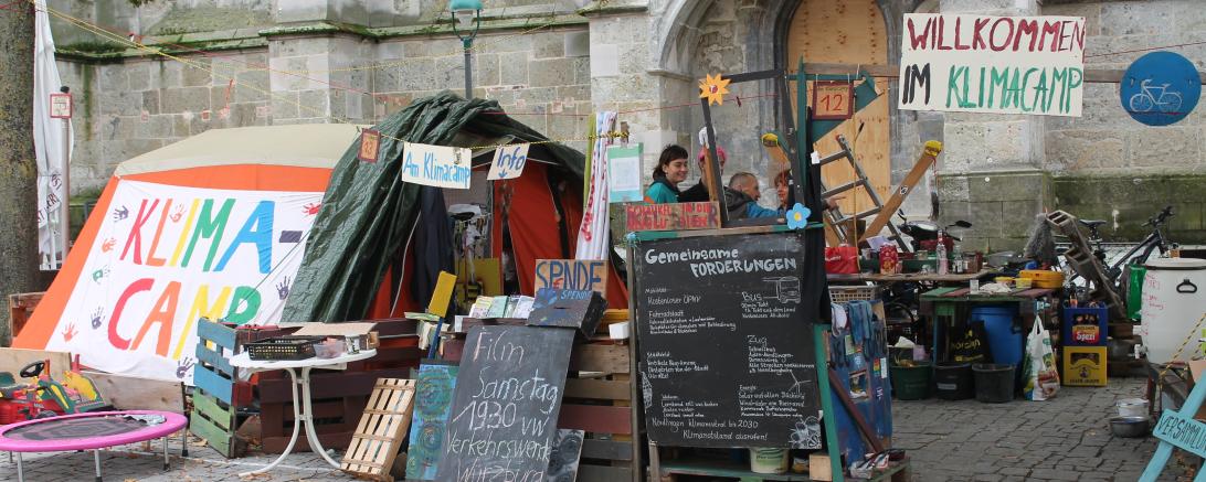 Hier sieht man das Klimacamp in Nördlingen.