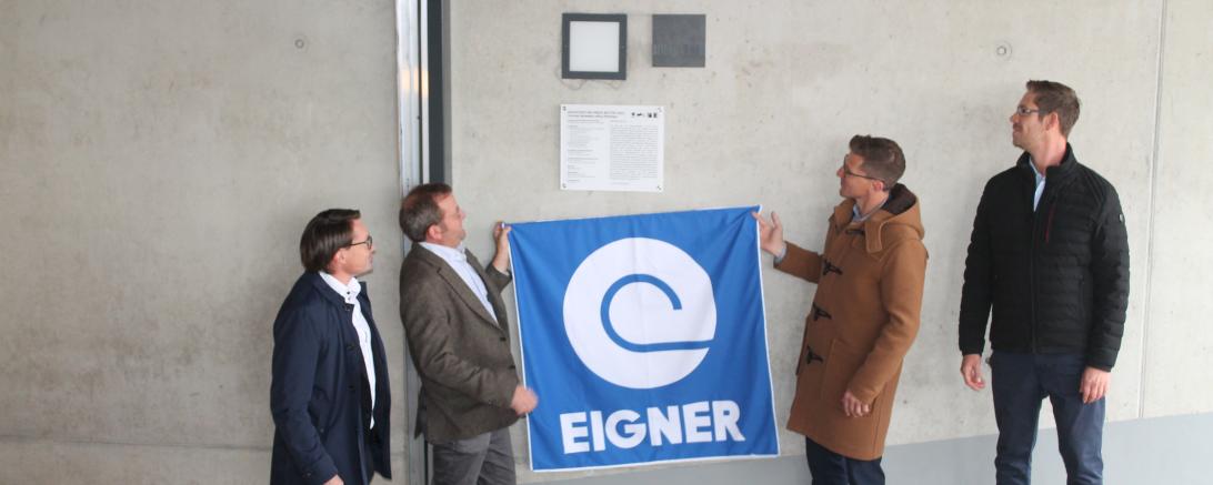 Hier sieht man die Enthüllung der Preistafel.