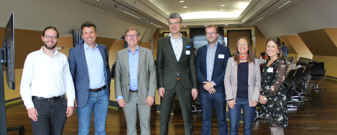 1. Nachhaltigkeitstag des Landkreises Donau-Ries. V.l.n.r. Simon Koderer (FfE), Serafin von Roon (FfE), Landrat Stefan Rößle, Stefan Graf (Bayerischer Gemeindetag), Klemens Heininger, Heike Burkhardt und Lena Dorn (Foto: Carolin Rink)