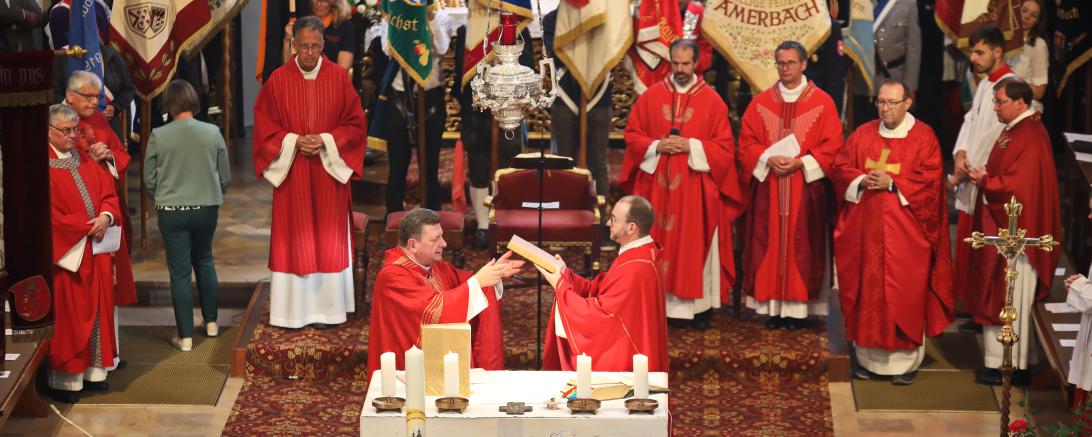 Gebert empfängt das Evangeliar